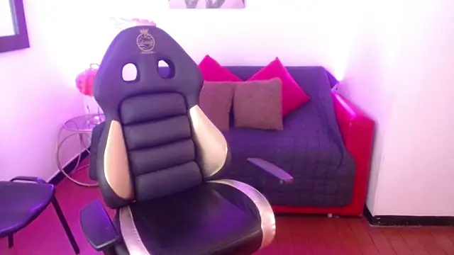 Lili Gomez  online show from February 4, 2025, 4:39 pm