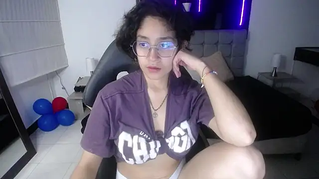 Lili Gomez  online show from March 6, 2025, 1:46 pm
