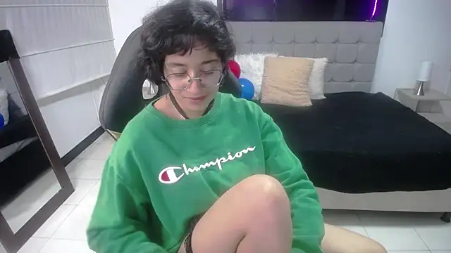 Lili Gomez  online show from March 7, 2025, 5:28 pm