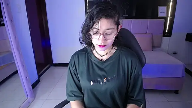 Lili Gomez  online show from September 13, 2025, 10:59 am