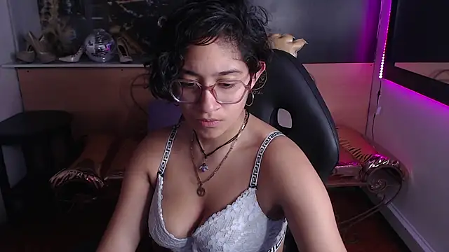 Lili Gomez  online show from October 3, 2025, 12:57 pm