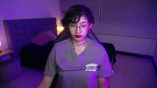 Lili Gomez  online show from October 13, 2025, 1:11 pm