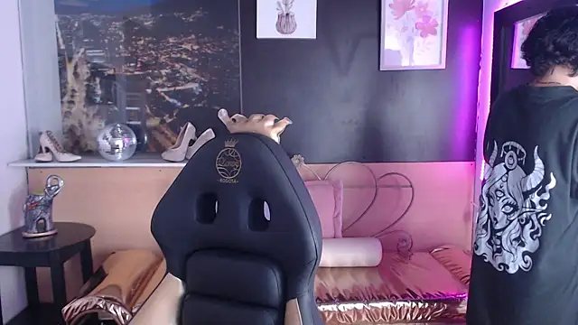 Lili Gomez  online show from October 24, 2025, 2:02 pm