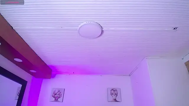 Lili Gomez  online show from November 11, 2025, 3:12 pm