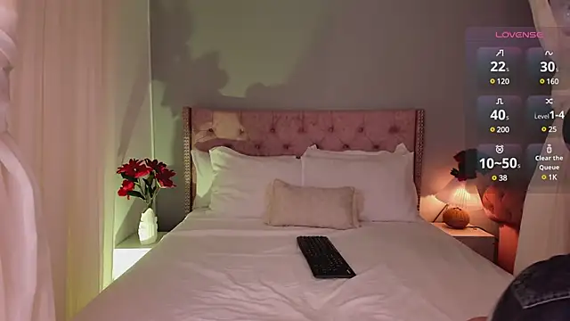 Lia Sweett  online show from February 26, 2025, 2:57 pm