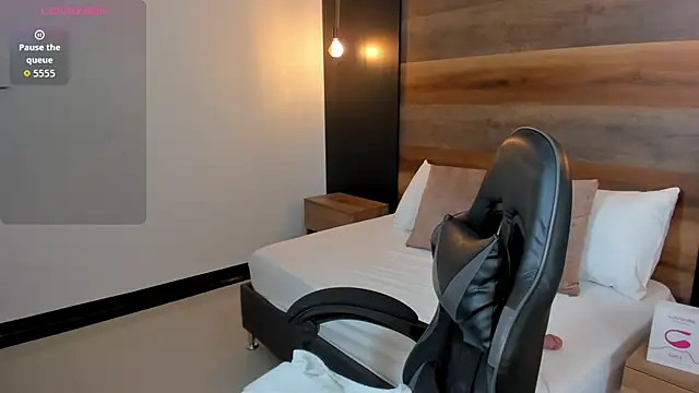 stephanya  online show from November 10, 2025, 7:24 pm