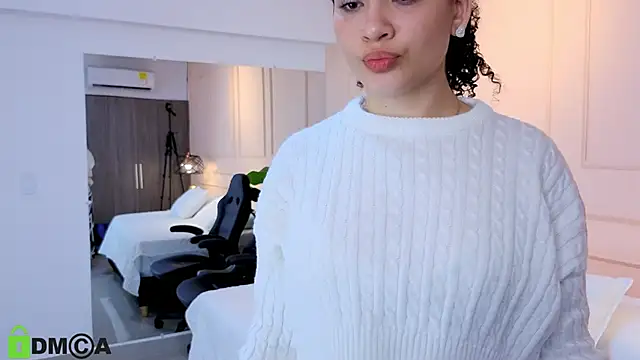 SHARONN     online show from September 29, 2025, 4:06 am