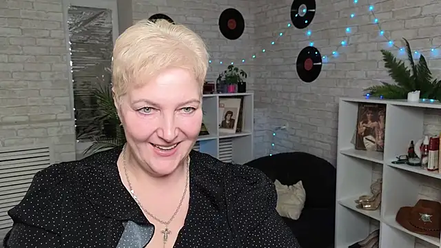 Sandra Snow online show from December 23, 2024, 6:27 pm