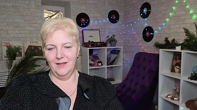 Sandra Snow online show from January 22, 2025, 8:49 pm