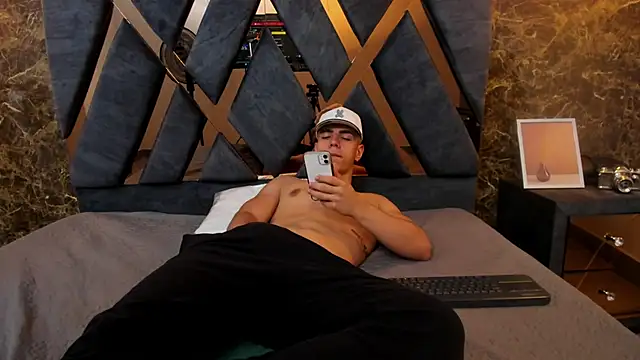 Flynn Riider online show from January 27, 2025, 11:22 am