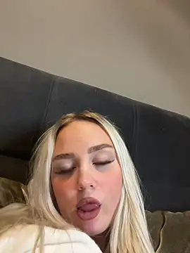 Snapshot of CherryEmmy chatting on December 21, 2024, 7:49 pm CherryEmmy online show from December 21, 2024, 7:49 pm