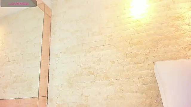 mia roldan  online show from September 22, 2025, 12:40 pm