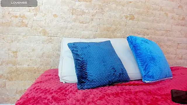 mia roldan  online show from October 22, 2025, 12:27 pm