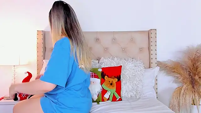 marilynrossy online show from December 12, 2024, 1:43 am