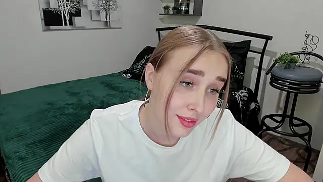 LinaTruly online show from February 9, 2025, 9:06 pm