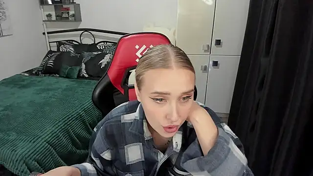 LinaTruly online show from September 18, 2025, 9:28 pm