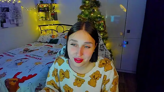 LinaTruly online show from December 15, 2025, 10:14 pm