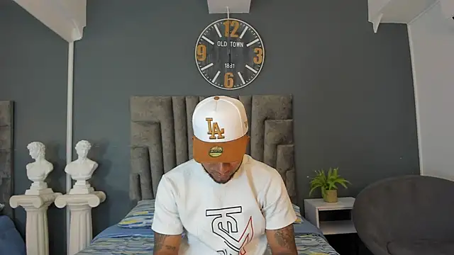 Snapshot of Robin_Rief chatting on May 23, 2026, 7:29 pm Robin Rief online show from May 23, 2026, 7:29 pm