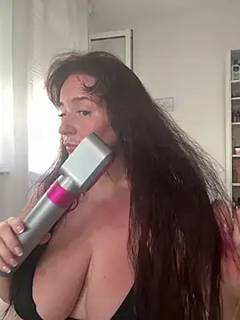 Snapshot of Engel_mia chatting on June 25, 2026, 9:47 am Engel mia online show from June 25, 2026, 9:47 am