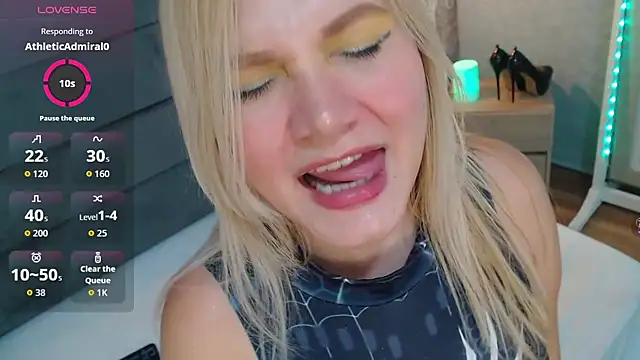 CrystalWoods94 online show from September 12, 2025, 1:44 pm