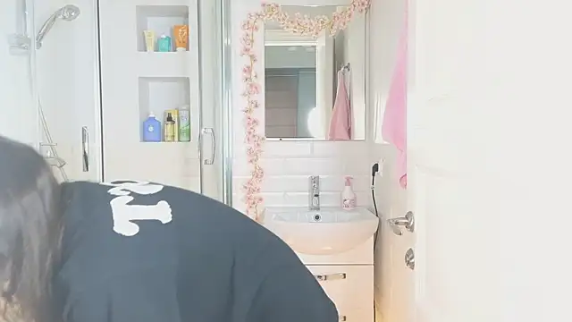 Mia Mia M online show from March 3, 2025, 5:42 am