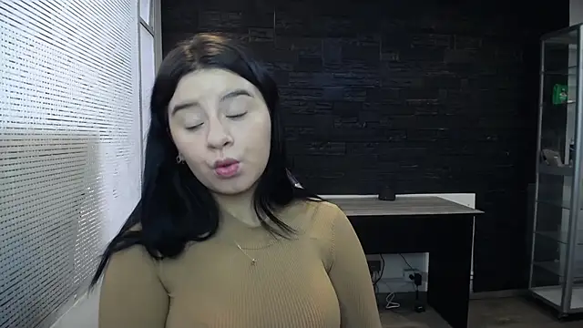 SaraBraun  online show from December 29, 2024, 1:06 pm