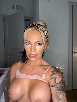 sophiamariexoxo240 online show from September 28, 2025, 5:07 pm