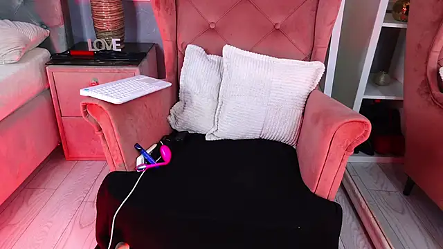 AQueenMonica online show from September 9, 2025, 4:28 pm