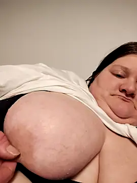 chrissybear84 online show from February 19, 2025, 6:00 pm