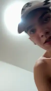 snakeeboy online show from March 6, 2026, 4:53 am