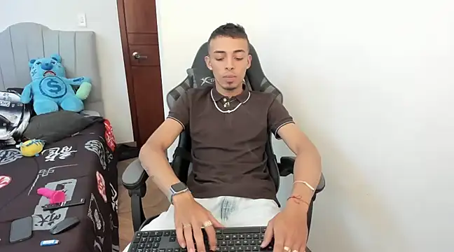 twink latino5 online show from December 25, 2024, 9:54 pm