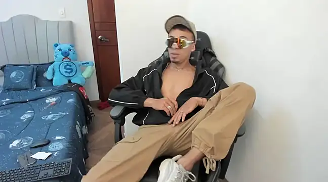 twink latino5 online show from January 5, 2025, 3:32 am