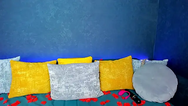 Curvy Dynamite  online show from February 15, 2025, 1:10 am