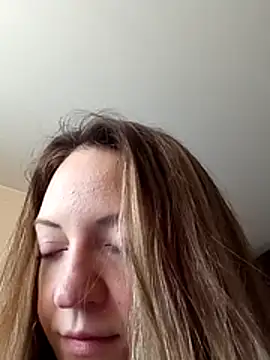 Snapshot of KattyLuuu chatting on February 5, 2026, 10:42 am KattyLuuu online show from February 5, 2026, 10:42 am