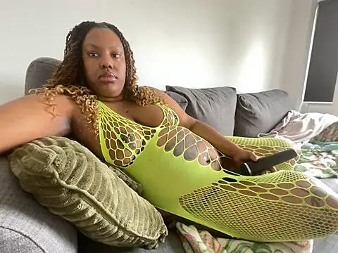 LavenderBuxton online show from February 17, 2025, 11:44 am