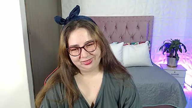 chloe prg online show from February 22, 2025, 12:51 pm