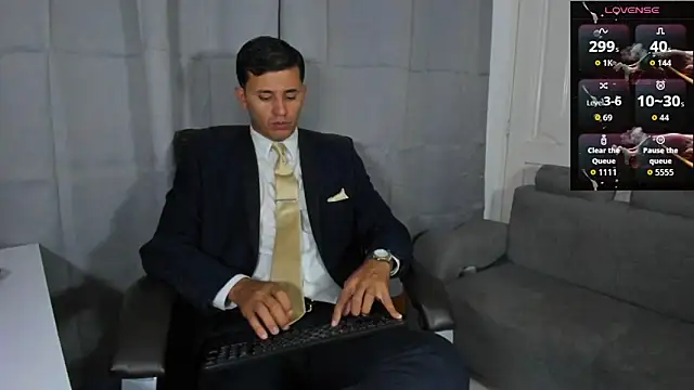 Hideintheoffice online show from October 4, 2025, 11:36 pm