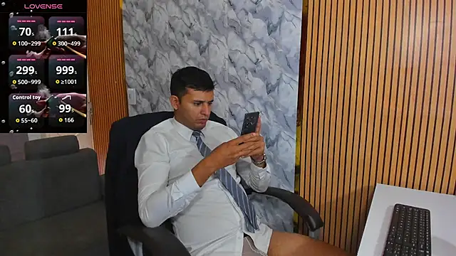 Snapshot of Hideintheoffice chatting on December 19, 2025, 12:34 pm Hideintheoffice online show from December 19, 2025, 12:34 pm