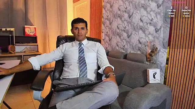 Snapshot of Hideintheoffice chatting on February 17, 2026, 5:26 am Hideintheoffice online show from February 17, 2026, 5:26 am