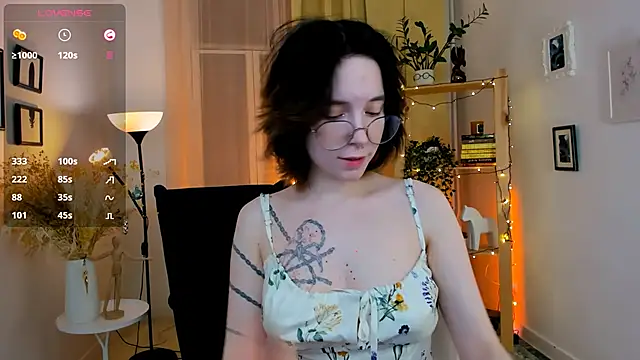 lilithlunna online show from January 11, 2025, 4:27 am