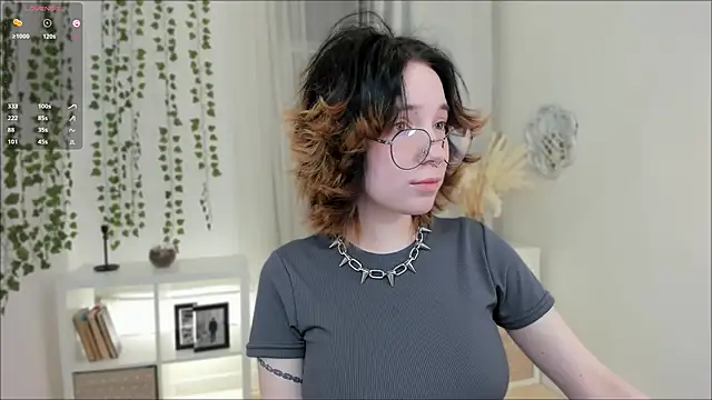 lilithlunna online show from January 14, 2025, 5:34 pm