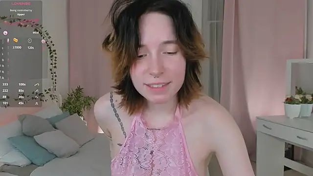 lilithlunna online show from January 25, 2025, 4:56 am