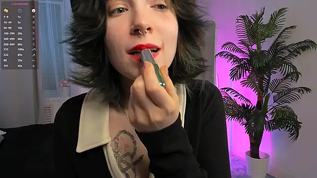 lilithlunna online show from February 2, 2025, 4:59 am