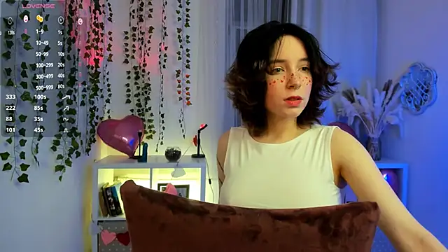 lilithlunna online show from February 15, 2025, 9:59 pm