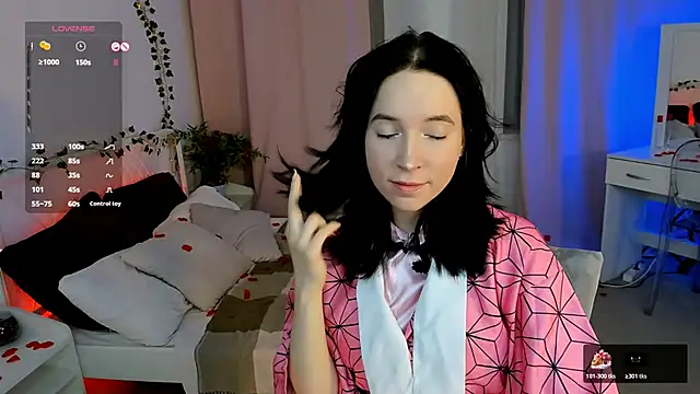 lilithlunna online show from November 9, 2025, 9:57 pm