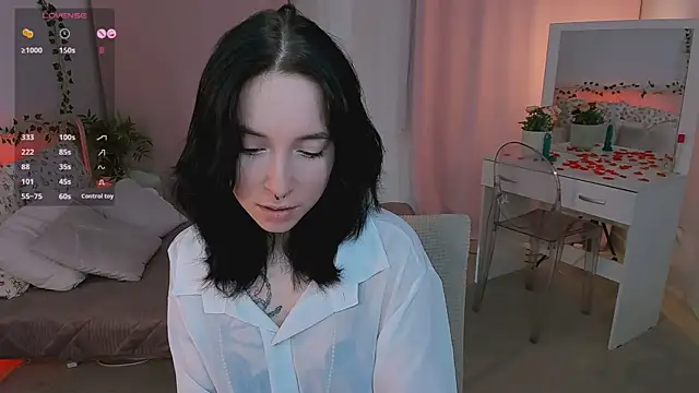 lilithlunna online show from December 4, 2025, 12:47 pm