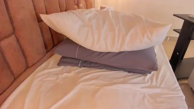 victoriaroyce1 online show from March 8, 2025, 4:50 pm