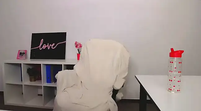 Lia Benini online show from March 5, 2025, 10:32 pm