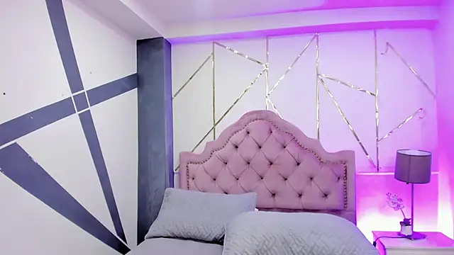 RoseCassie online show from February 3, 2025, 7:10 pm