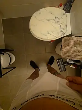 Kingqueen696 online show from April 28, 2026, 9:42 pm